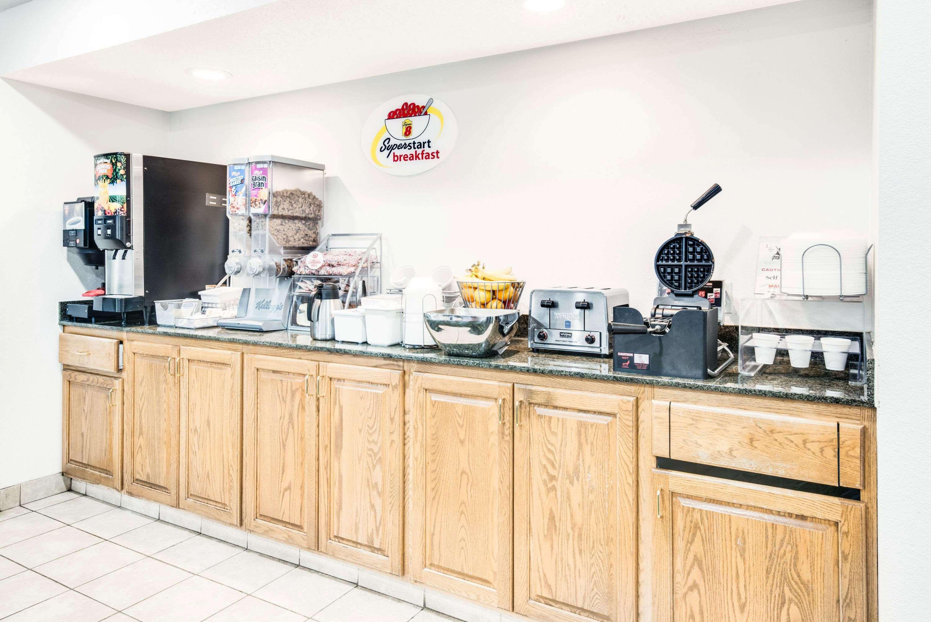 Super 8 By Wyndham Sisseton Motel Екстериор снимка