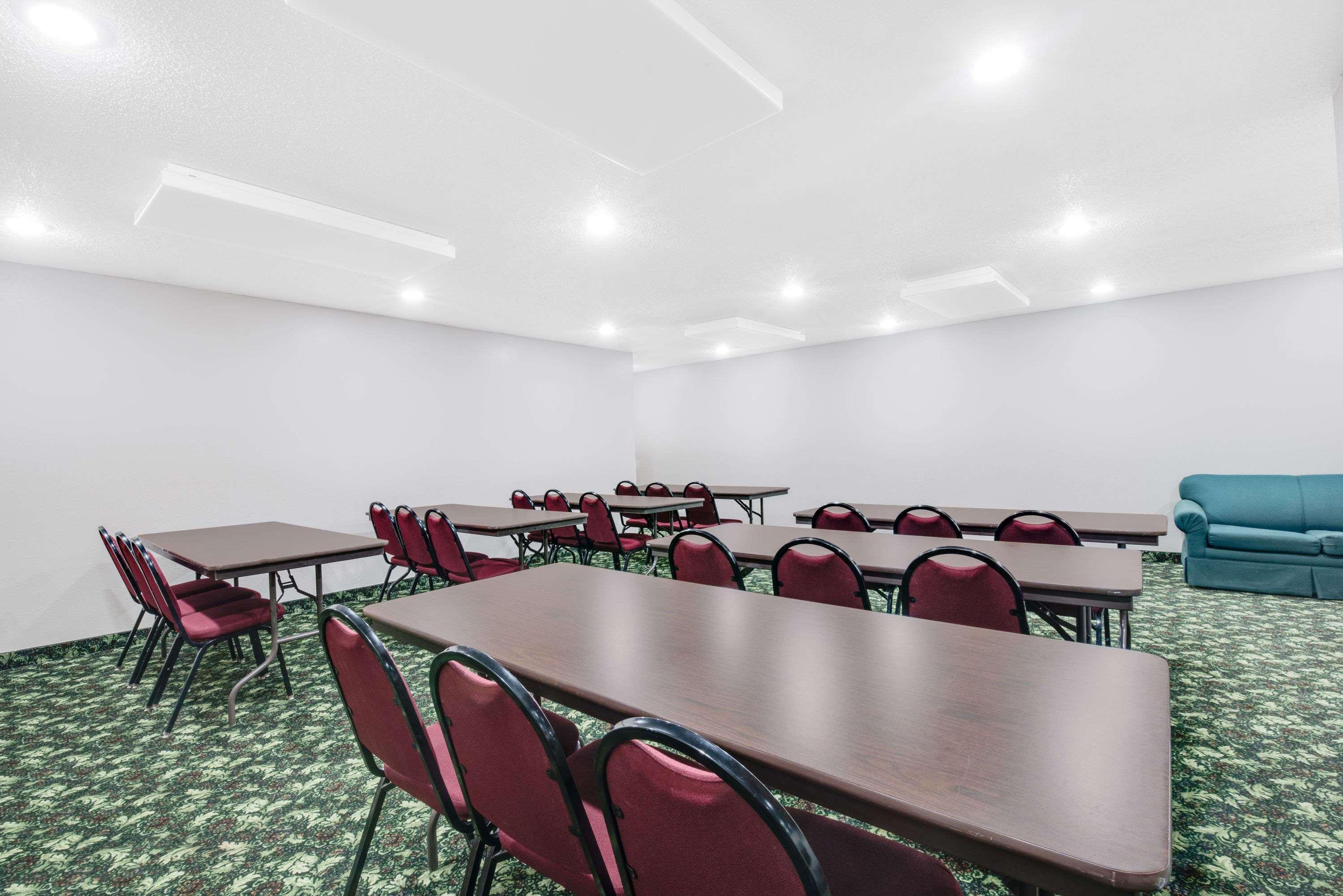 Super 8 By Wyndham Sisseton Motel Екстериор снимка